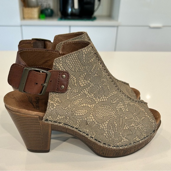 Dansko Cream Lace‎ Print Brown Leather Strap Reggie Peep toe Slingback Heels 37 - Picture 1 of 7
